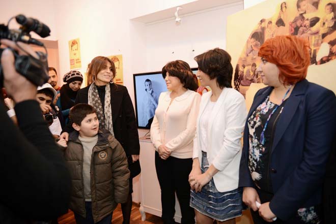 В Баку прошла выставка "Чужих детей не бывает!" (ФОТО)