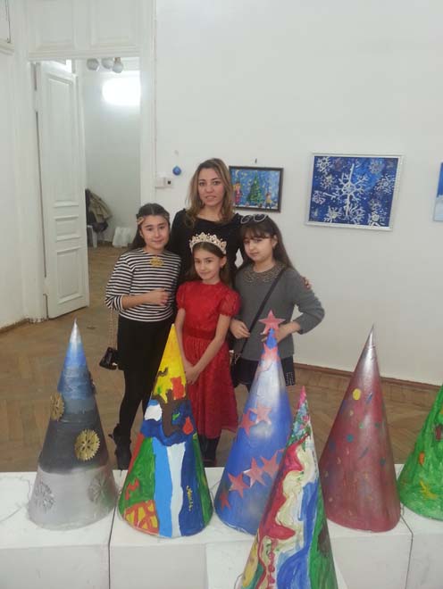 В Баку открылась выставка "Моя елка": красочные, живописные и колоритные работы (ФОТО)
