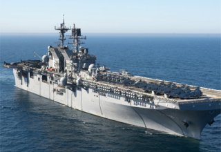 Десять моряков пропали после столкновения эсминца ВМС США с торговым судном (Обновлено)