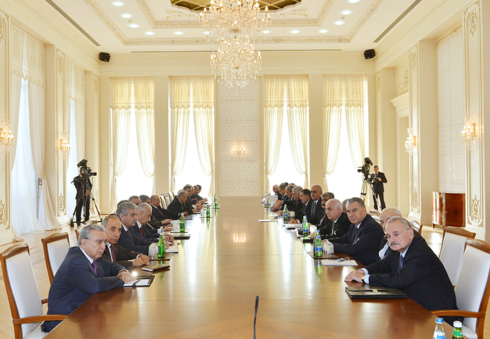 Prezident İlham Əliyev: 2013-cü ildə ölkəmizin dinamik inkişafı təmin edilib, böyük layihələr icra edilib, beynəlxalq nüfuzu artıb (FOTO)