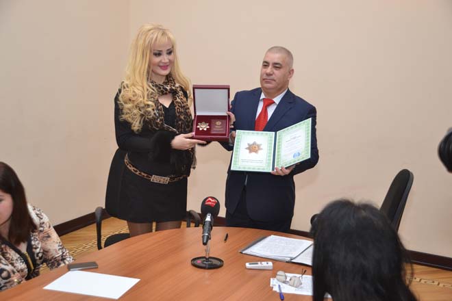 Малейка Асадова награждена международным орденом "Полумесяца и Звезды" (фото)