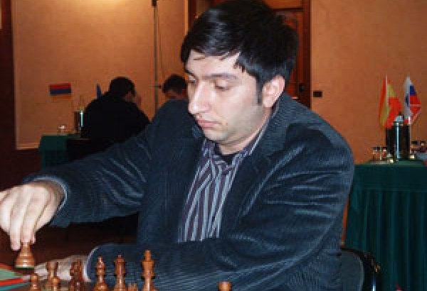 Vüqar Həşimovun xatirəsinə həsr olunmuş beynəlxalq şahmat turnirinin ilk turunda çətin oyun (FOTO)