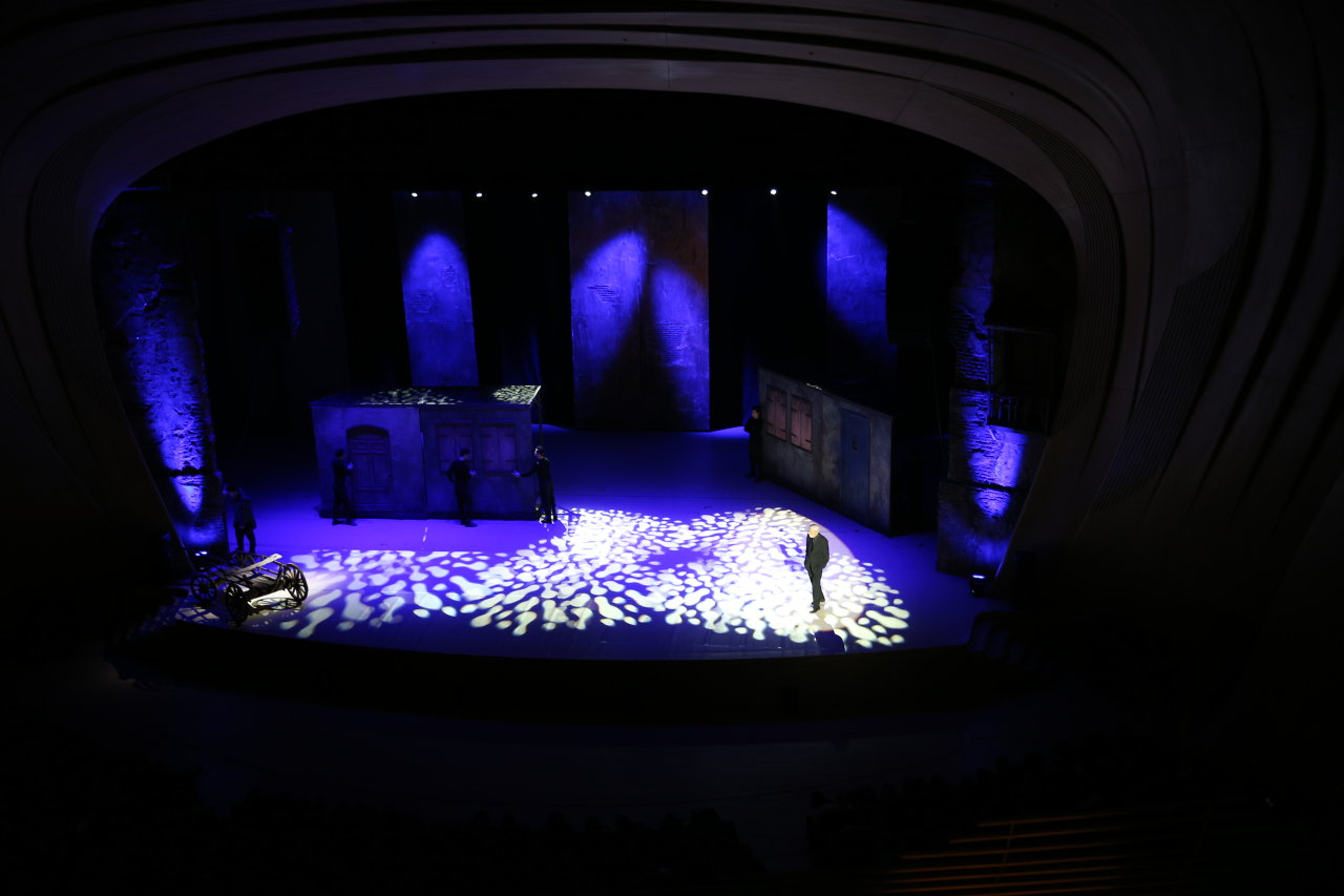 В Центре Гейдара Алиева представлен мюзикл "Мелодии Верийского квартала"  с участием звезд кино и театра Грузии (ФОТО)