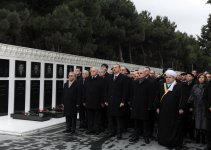 Azərbaycan Prezidenti İlham Əliyev Şəhidlər xiyabanını ziyarət edib (FOTO)