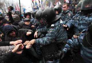 Protesters clash with police near Ukraine's parliament