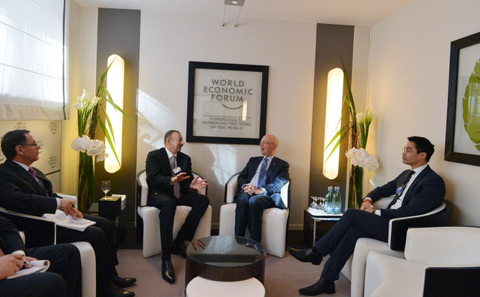 Президент Азербайджана встретился в Давосе с исполнительным председателем Всемирного экономического форума