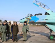Azerbaijani defense minister visits military unit of air forces (PHOTO)