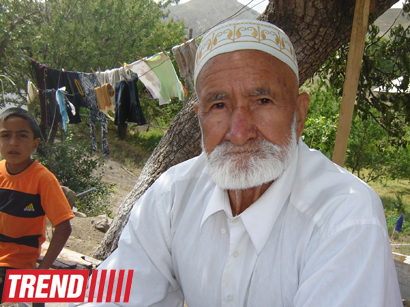 92-year old has two small children in Azerbaijan (PHOTO)