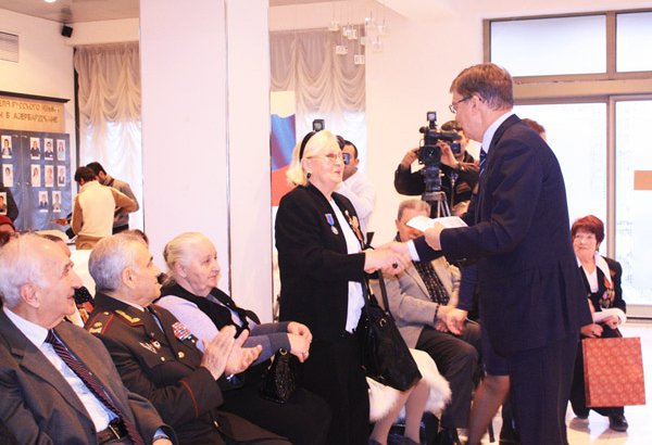 В Баку ветеранам-блокадникам Ленинграда вручены именные поздравления президента России (ФОТО)