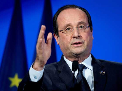 Hollande konuşurken bir askerin silahı ateş aldı