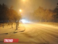 В Баку пошел сильный снег (ФОТО)
