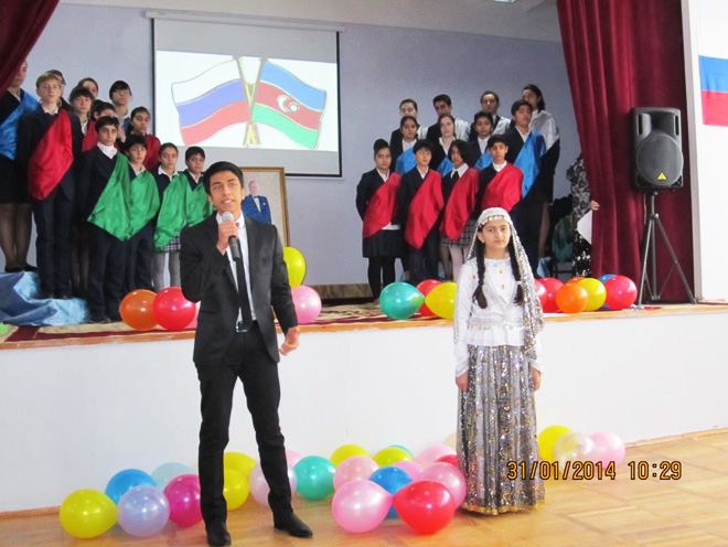 Бакинские школьники представили спектакль, посвященный дружбе Азербайджана и России (фото)