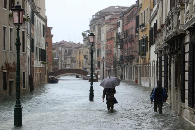 Власти Венеции оценивают ущерб городу от наводнения в сотни миллионов евро