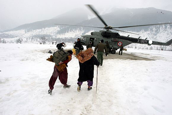 Iranian armed forces participate in rescue operation in snow-hit provinces