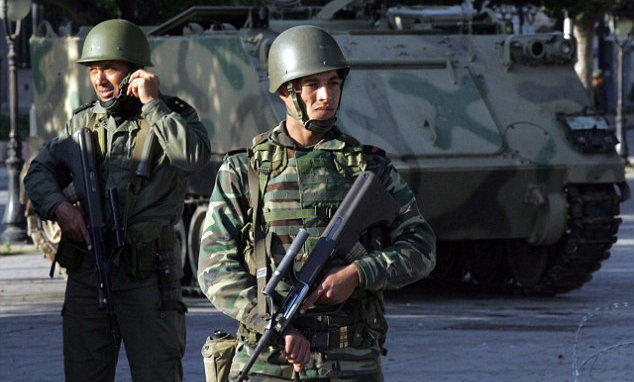 В Тунисе армия применила оружие для разгона участников акции протеста