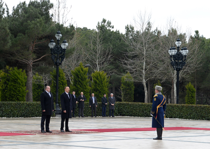 Georgian president officially welcomed to Azerbaijan (PHOTO)