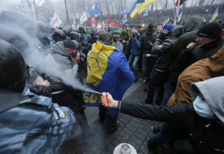 Police officers come under sniper attack in Kiev, more than 20 injured