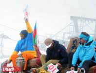 В Азербайджане впервые в мире прошло костюмированное шоу на летающих коврах (ФОТО)