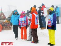 В Азербайджане впервые в мире прошло костюмированное шоу на летающих коврах (ФОТО)