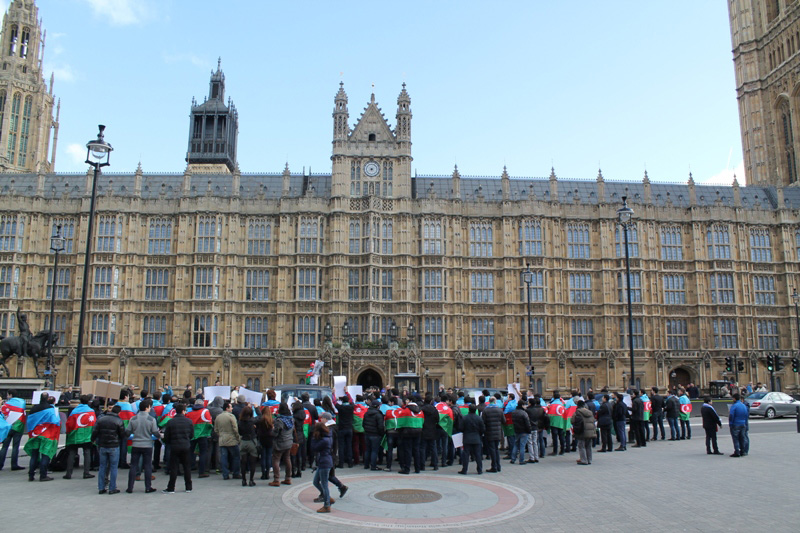 Xocalı soyqırımının 22-ci ildönümü ilə əlaqədar Londonda parlament qarşısında aksiya keçirilib (FOTO)