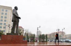 Prezident İlham Əliyev Sumqayıtda Heydər Əliyevin abidəsini ziyarət edib (FOTO)