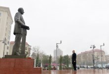 Prezident İlham Əliyev Sumqayıtda Heydər Əliyevin abidəsini ziyarət edib (FOTO)
