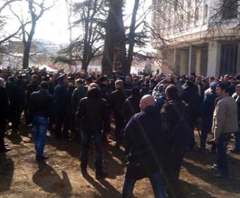 Unknown people occupied parliament and government building of Crimea