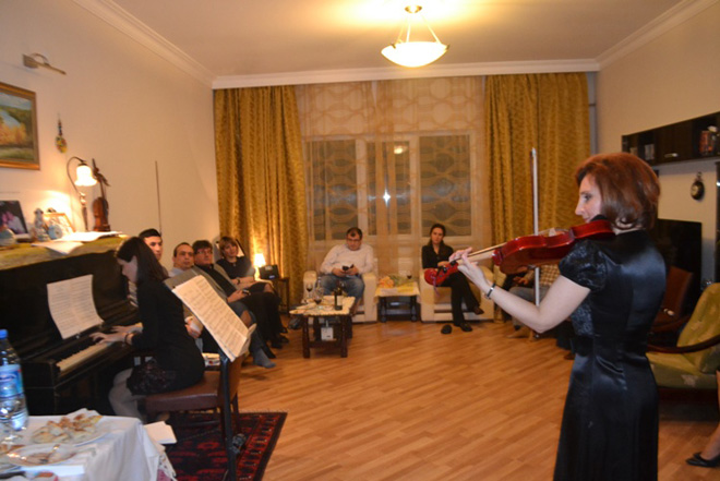 Турецкая оперная дива Ойа Эргюн дала концерт … в бакинской квартире (фото)