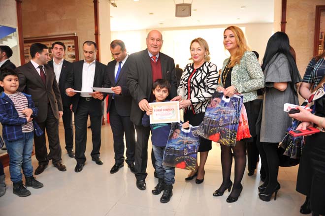 В Баку прошла выставка-конкурс детского рисунка, посвященная 8 марта (ФОТО)