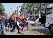Полиция Турции разгоняет участников акции протеста (ФОТО)