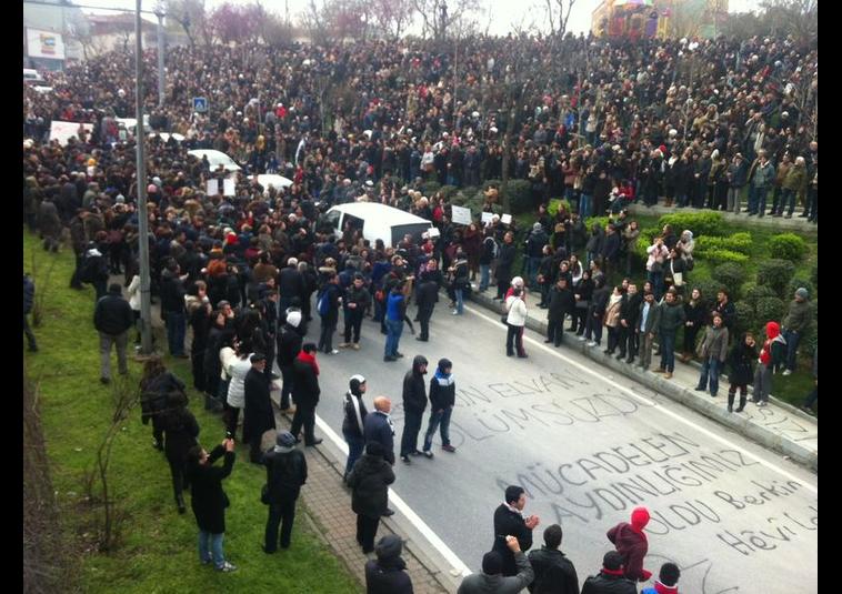 Türkiyə polisi aksiya iştirakçılarını qovur (FOTO)