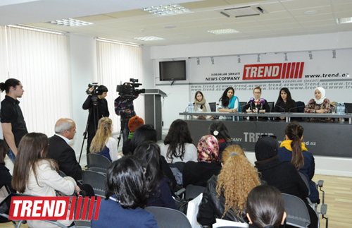 В Баку проходит II Международный форум молодых поэтесс (ФОТО)