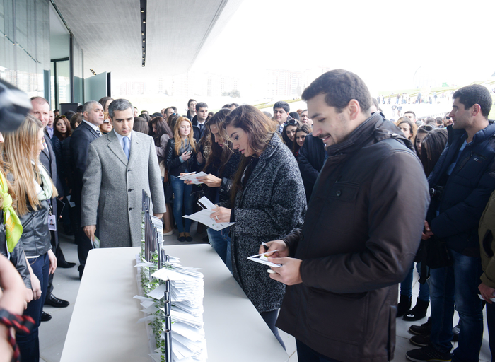 Лейла Алиева и Арзу Алиева приняли участие в церемонии открытия международного конкурса искусств "SƏMƏNİ" в Центре Гейдара Алиева  (ФОТО)