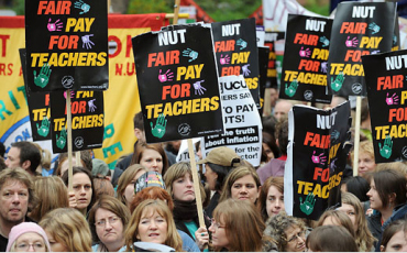 В Англии тысячи детей не пошли в школы из-за забастовки учителей