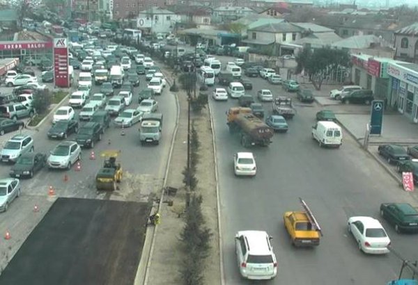 На одном из крупных проспектов Баку образовалась автомобильная пробка