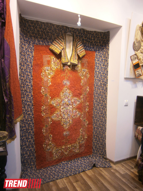 Реконструированная азербайджанская национальная одежда XIX века - выставка "Коллажи" (ФОТО)