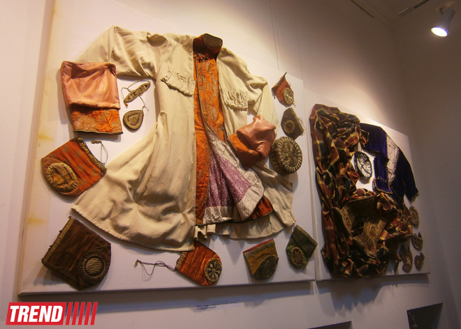 Реконструированная азербайджанская национальная одежда XIX века - выставка "Коллажи" (ФОТО)