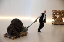 Всемирно известный скульптор Тони Крэгг принял участие в оформлении своей выставки в Центре Гейдара Алиева (ФОТО)