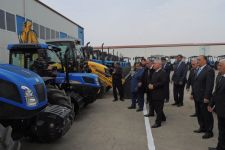 Kənd təsərrüfatı naziri Yevlaxda yeni traktorlara baxış keçirib  (FOTO)