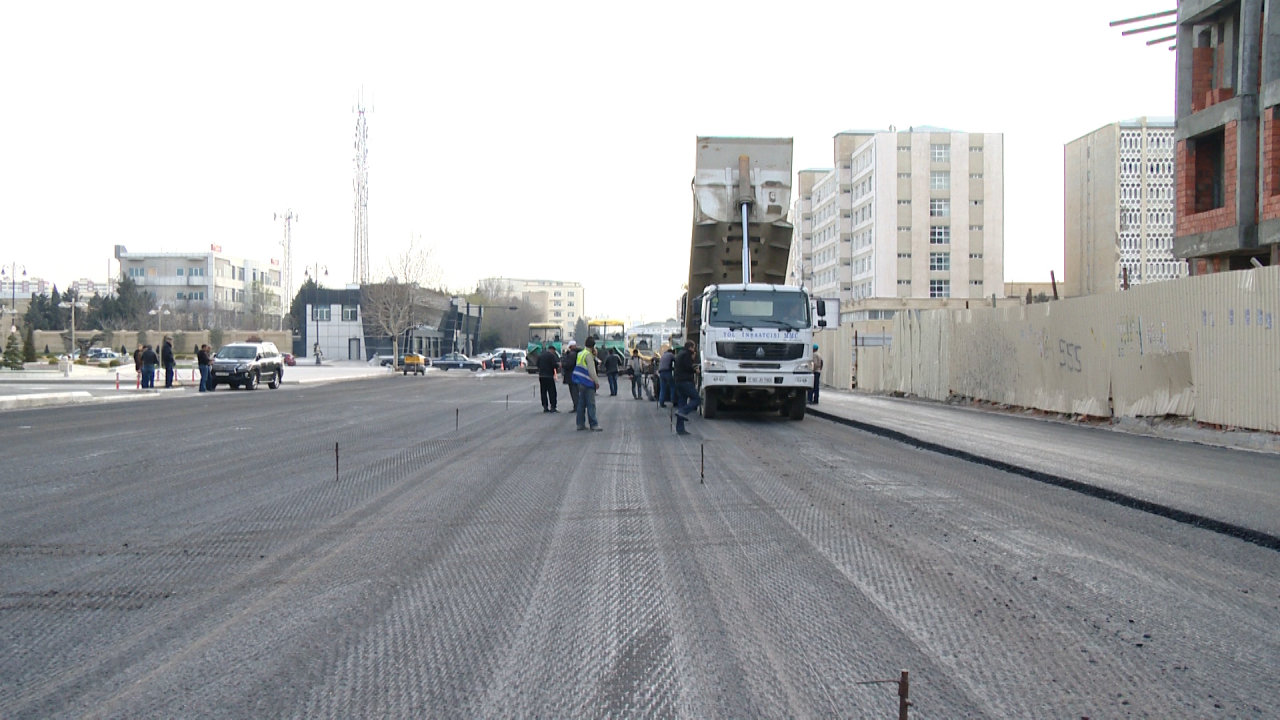 Bakıda mərkəzi yollardan birində təmir işlərinə start verilib (FOTO)