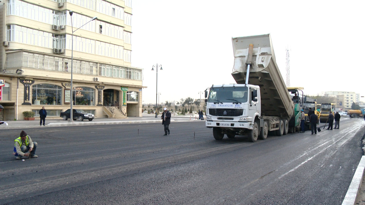 Bakıda mərkəzi yollardan birində təmir işlərinə start verilib (FOTO)