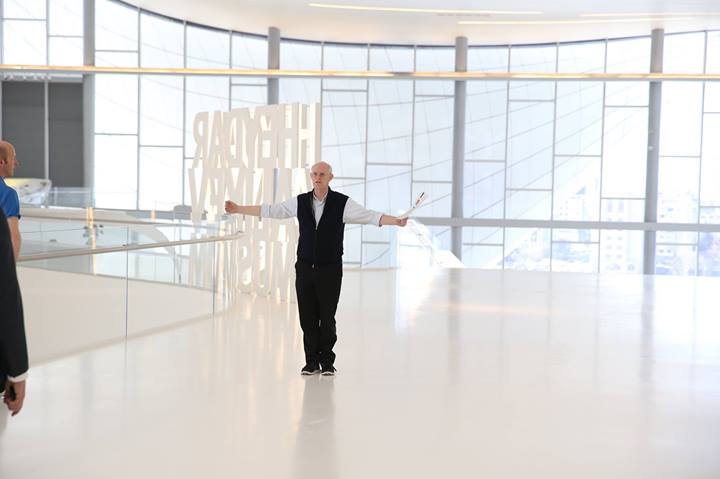 Всемирно известный скульптор Тони Крэгг принял участие в оформлении своей выставки в Центре Гейдара Алиева (ФОТО)