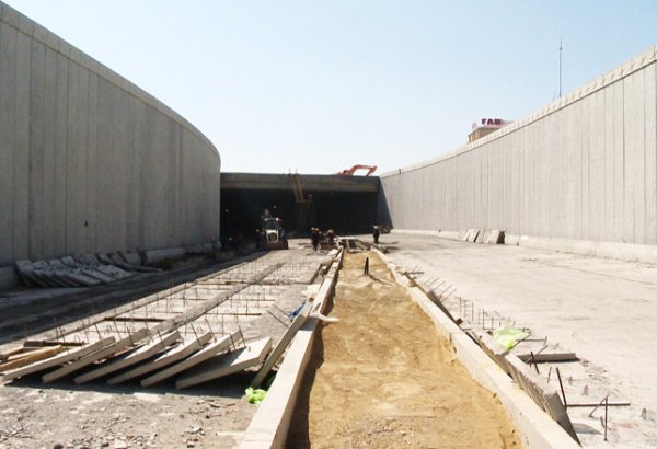 Оглашены сроки сдачи в эксплуатацию путепровода туннельного типа на одном из проспектов Баку (ФОТО)