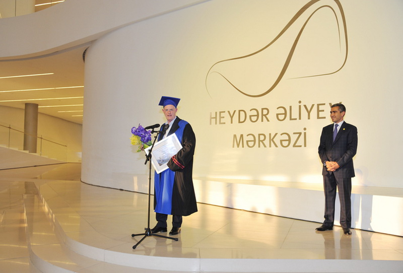 Первая леди Азербайджана приняла участие в церемонии открытия выставки всемирно известного скульптора Тони Крэгга (ФОТО)