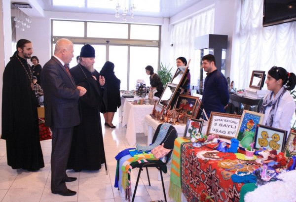 Архиепископ Бакинский и Азербайджанский и исполнительный директор ВАК посетили Пасхальный базар (ФОТО)