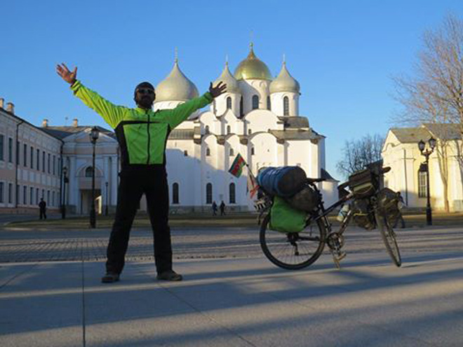 Велопутешественник Рамиль Зиядов доехал до Великого Новгорода (ФОТО)