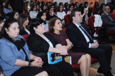 В Азербайджанском университете языков состоялась встреча с известной поэтессой Соной Велиевой (ФОТО)