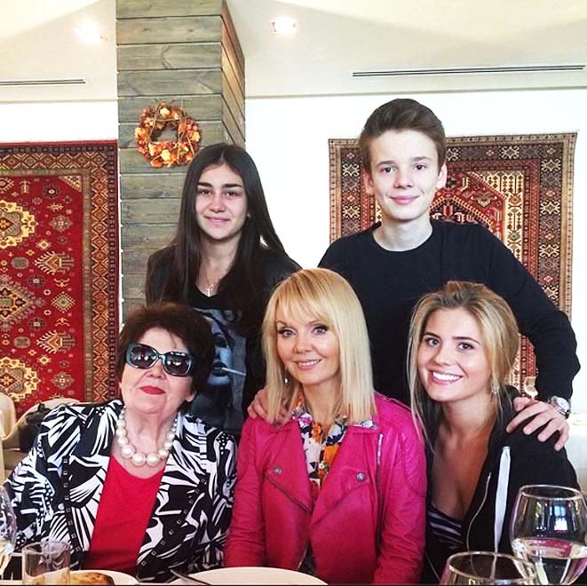 Валерия вместе с семьей отметила день рождения в Баку (ФОТО)