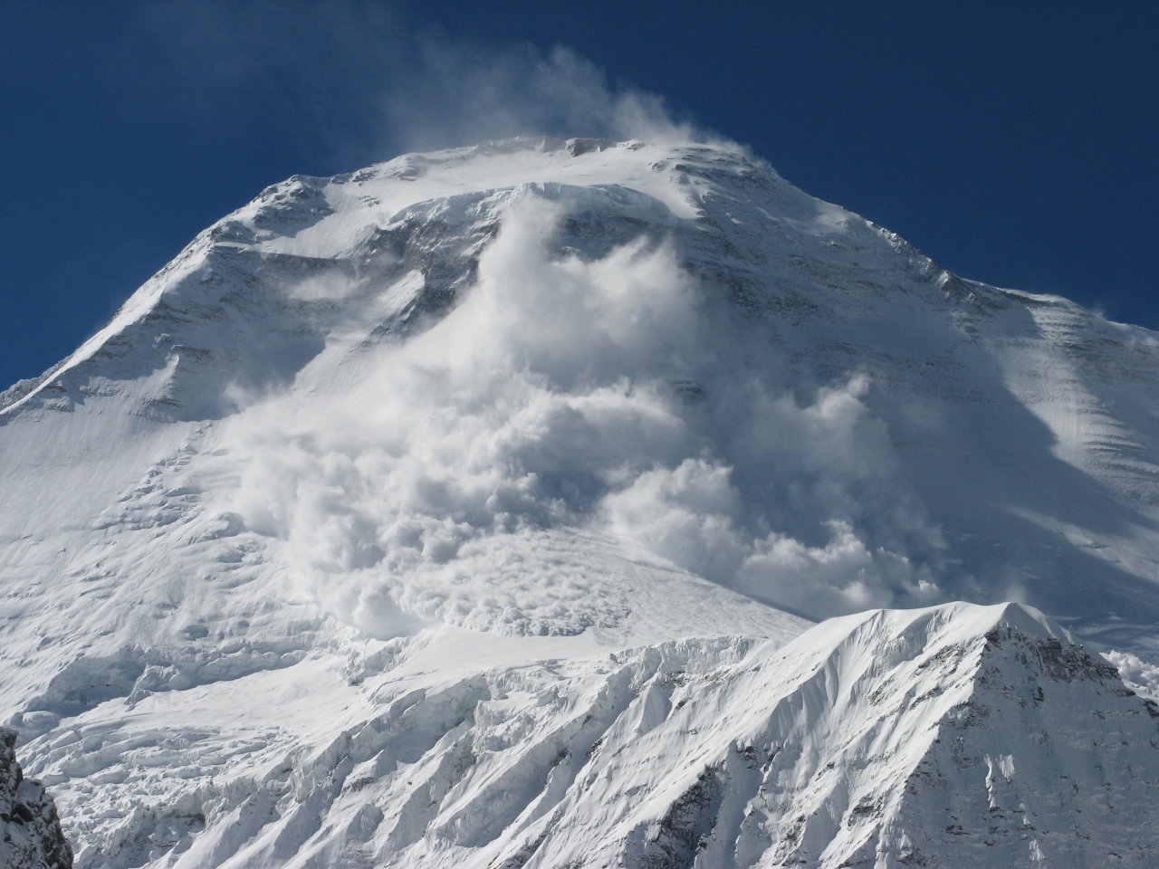 Elbrus dağında qar uçqunu
