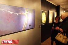 В Баку открылась выставка Бутуная Хагвердиева "Crossing" - реальный и ирреальный миры (ФОТО)
